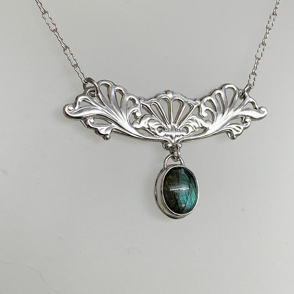 Delicata- Sterling silver and Labradorite necklace.
